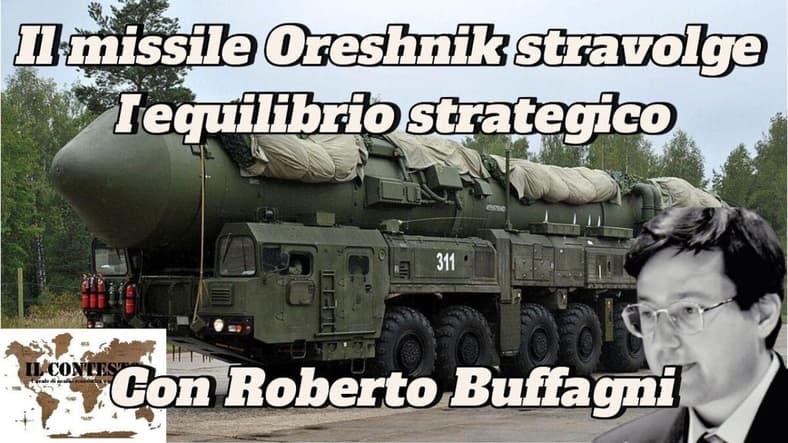 Il missile Orešnik stravolge l’equilibrio strategico Un grande camion militare missilistico con equilibrio strategico e una piccola foto di un uomo nell'angolo, in un'area boschiva.