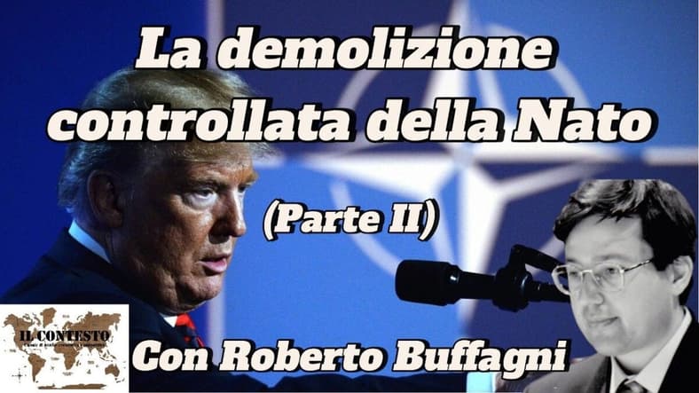 Donald Trump parla con il logo della NATO alle spalle e Roberto Buffagni in primo piano, facendo riferimento alla demolizione controllata.