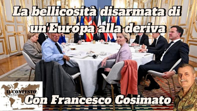 La bellicosità disarmata di un’Europa alla deriva Leader europei a una tavola rotonda con le bandiere di Europa sullo sfondo, mentre discutono dell'attuale situazione politica europea.