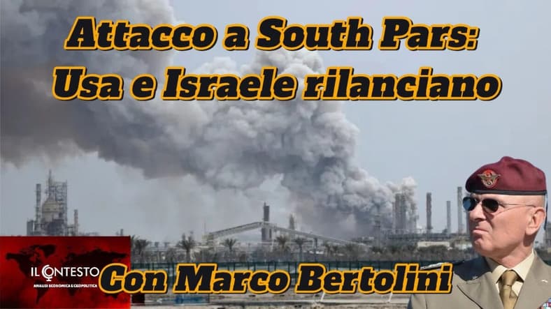 Fumo che si leva da impianti industriali dopo attacchi aerei e missilistici russi, con un uomo in uniforme e testo italiano in sovrimpressione.