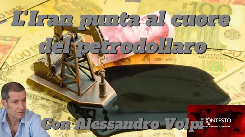 Una pompa petrolifera in miniatura su petrolio versato, monete e "LIran punta al cuore del petrodollaro" con riferimenti alla Corte Suprema.