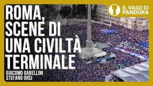 Riarmo e finanza, il lugubre messaggio di Merz: «la Germana è tornata» | Roma scene di una civiltà terminale Una grande folla riempie una piazza di Roma, vista dall'alto, con il logo della finanza gialla e gli elementi in grassetto della Germania.