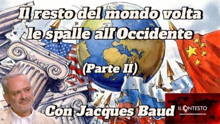 Il resto del mondo volta le spalle all’Occidente (Parte II) Un uomo si trova accanto a un mappamondo con bandiere statunitensi e cinesi, evidenziando gli spostamenti geopolitici dall'Occidente.
