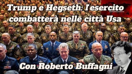 Trump e Hegseth: l’esercito combatterà nelle città degli Stati Uniti Un folto gruppo di ufficiali militari statunitensi siede in uniforme; nell'immagine compare una foto di Trump e di elementi dell'esercito.